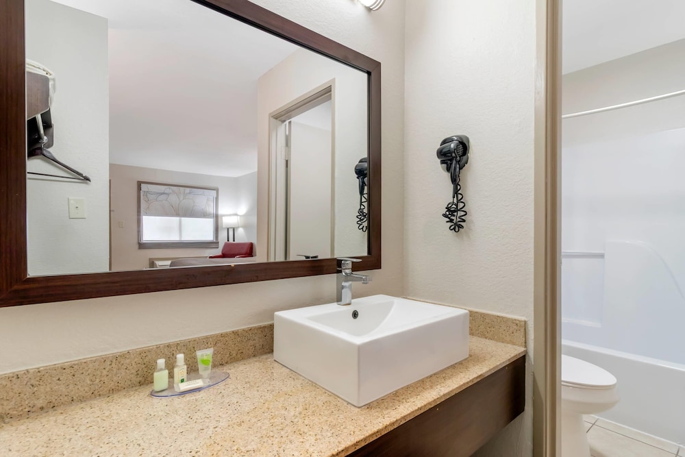 quality inn and suites near six flags and medical center