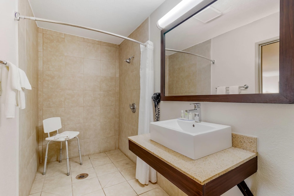 quality inn and suites near six flags and medical center