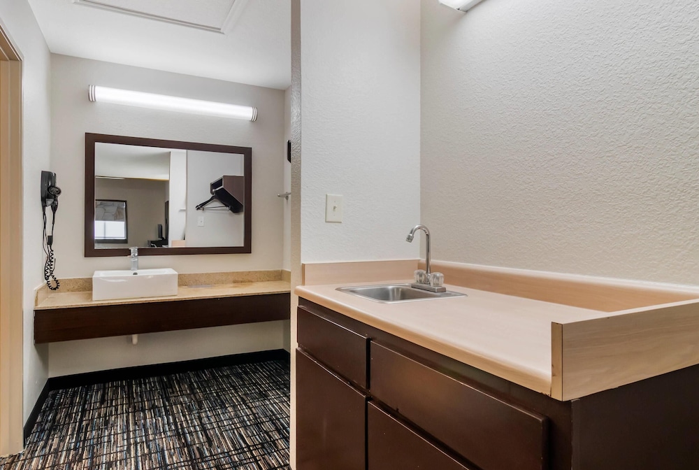 quality inn and suites near six flags and medical center