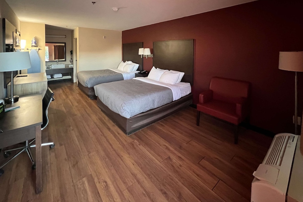 quality inn and suites near six flags and medical center