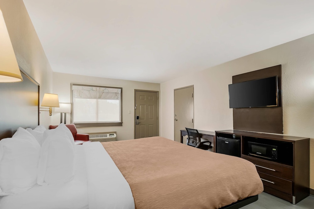 quality inn and suites near six flags and medical center