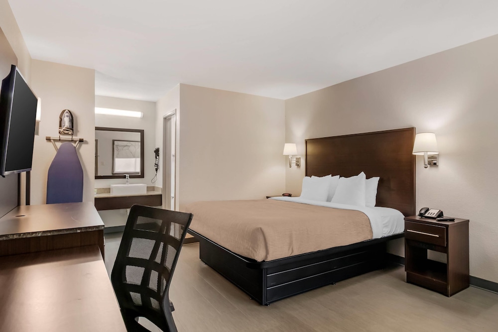 quality inn and suites near six flags and medical center
