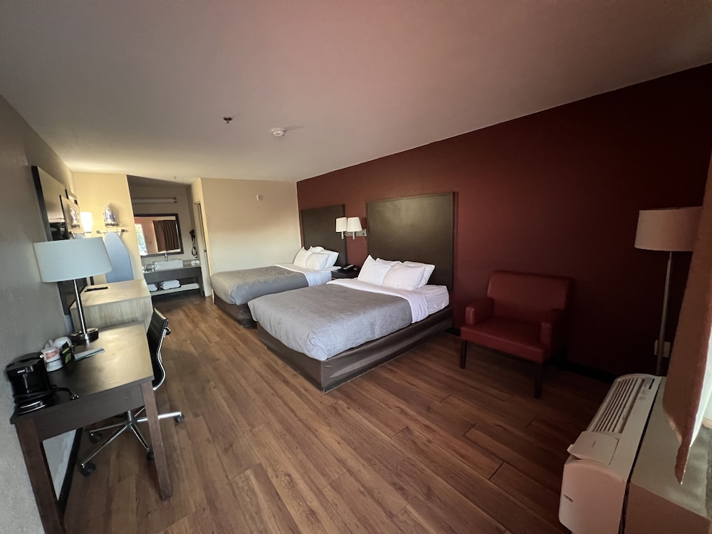 quality inn and suites near six flags and medical center