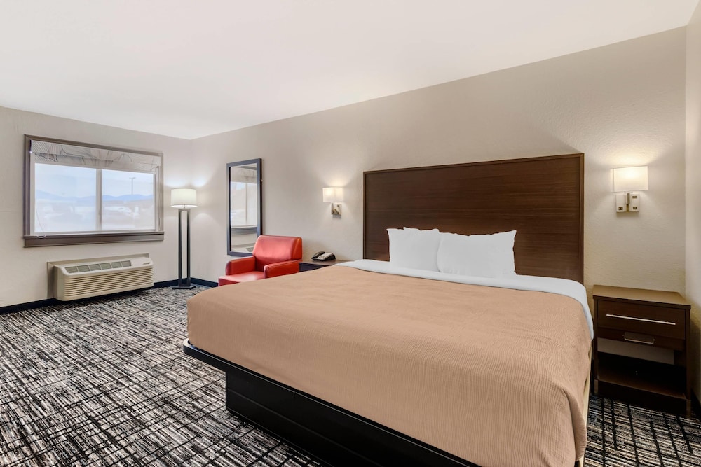 quality inn and suites near six flags and medical center