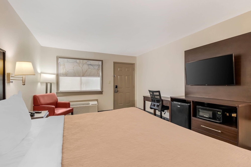quality inn and suites near six flags and medical center