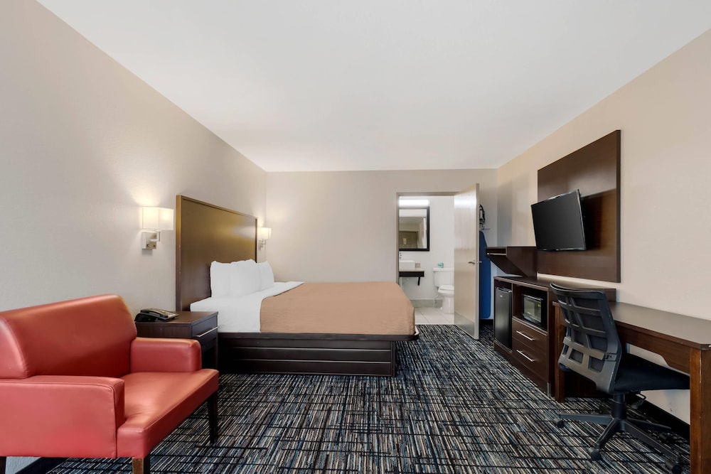 quality inn and suites near six flags and medical center