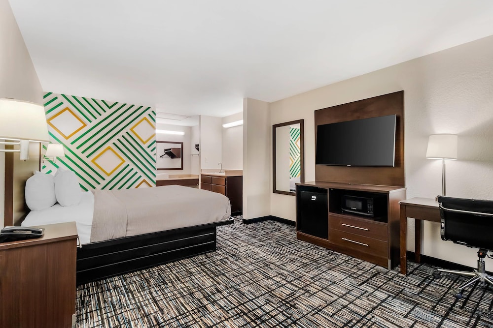 quality inn and suites near six flags and medical center