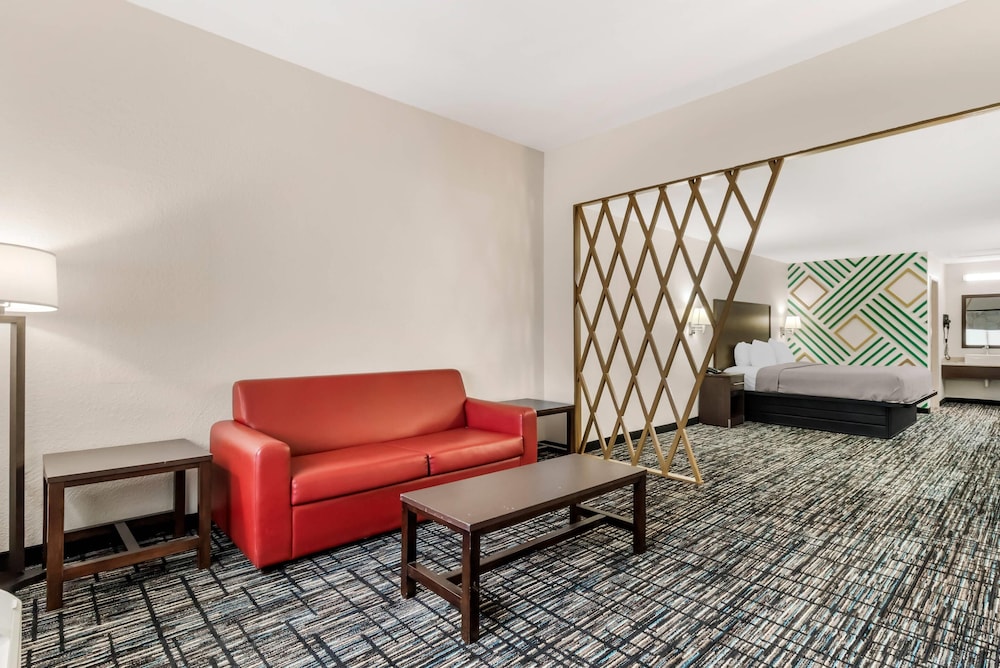 quality inn and suites near six flags and medical center