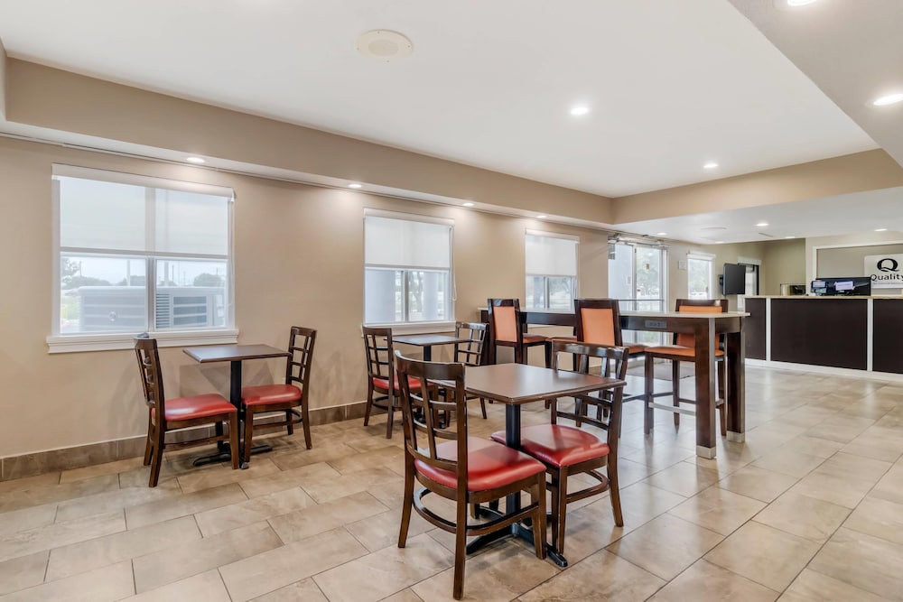 quality inn and suites near six flags and medical center