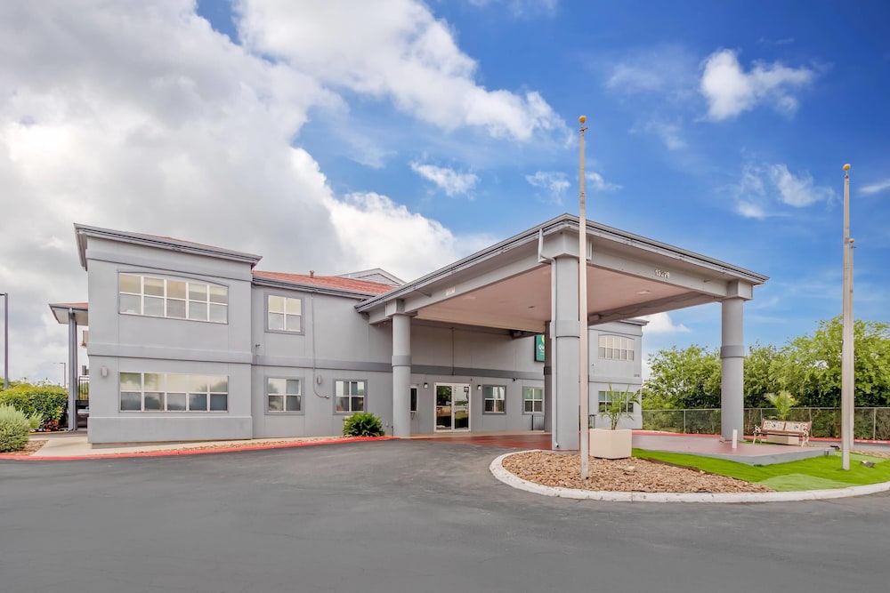 quality inn and suites near six flags and medical center