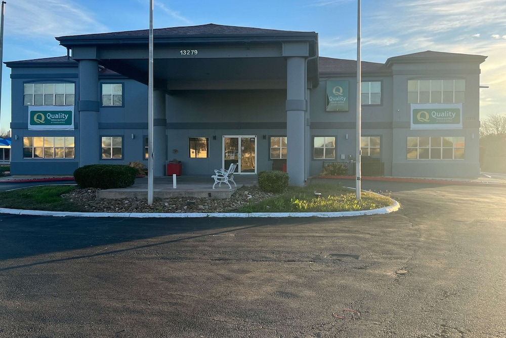 quality inn and suites near six flags and medical center