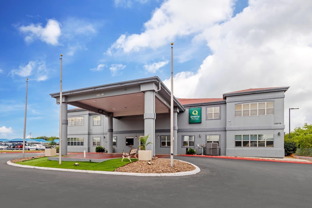 quality inn and suites near six flags and medical center