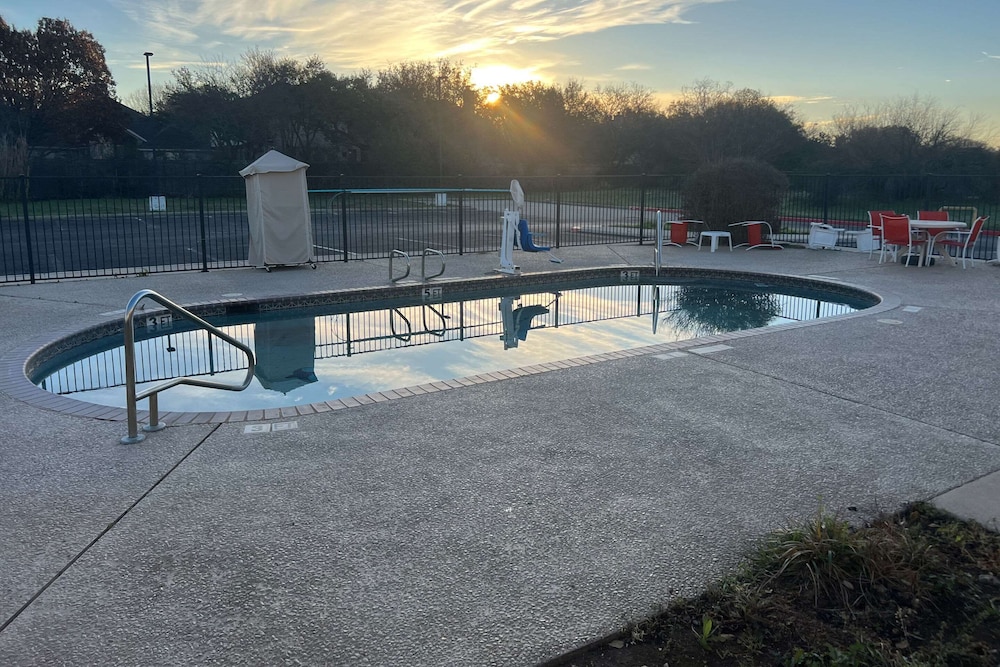 quality inn and suites near six flags and medical center