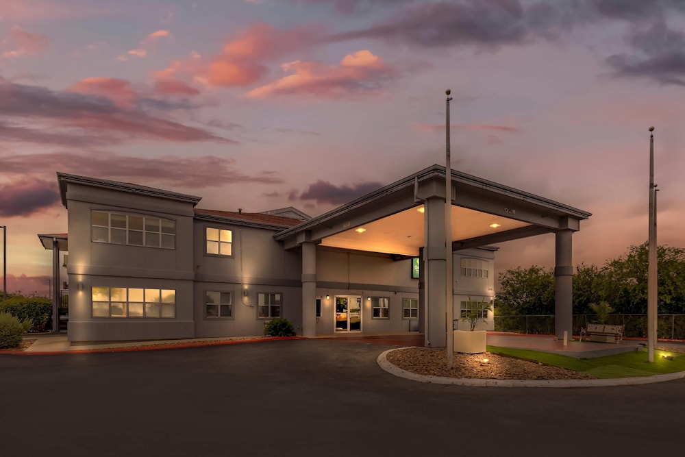 quality inn and suites near six flags and medical center