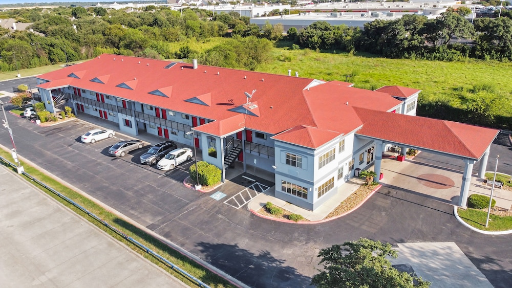 quality inn and suites near six flags and medical center
