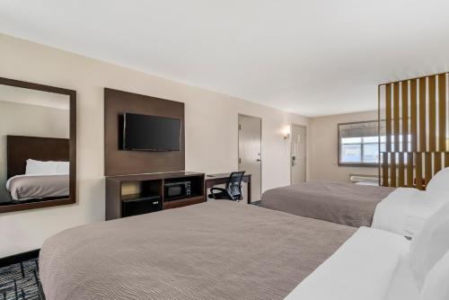 quality inn and suites near six flags and medical center