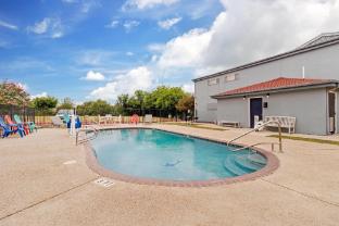 quality inn and suites near six flags and medical center