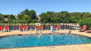 quality inn and suites near six flags and medical center