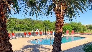 quality inn and suites near six flags and medical center