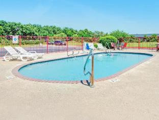 quality inn and suites near six flags and medical center
