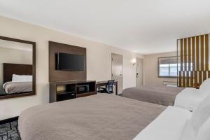 quality inn and suites near six flags and medical center