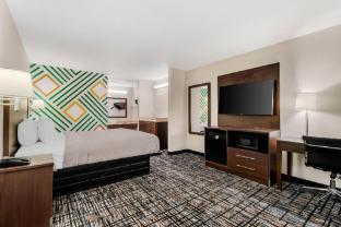 quality inn and suites near six flags and medical center