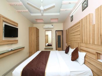 Ankit Hotel By M Square,Napier Town,3 star