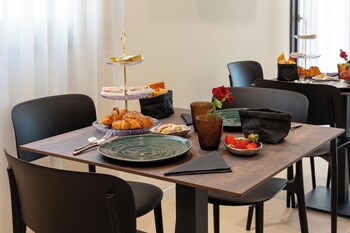 hera rooms and suites