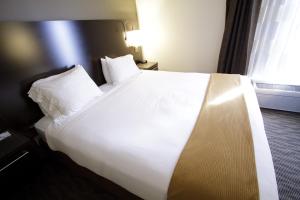 holiday inn express hotel and suites colby by ihg