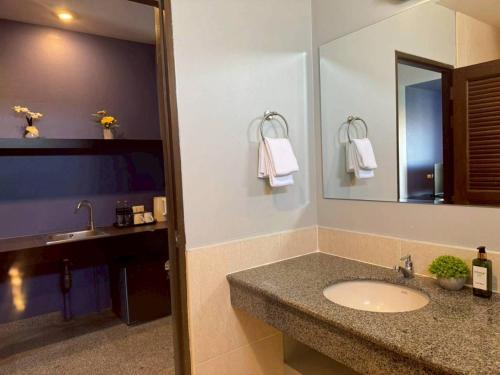 icheck inn phuket town