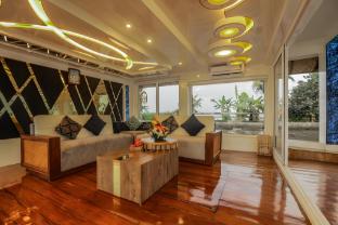Luxury Houseboat,,5 star