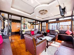 luxury houseboat