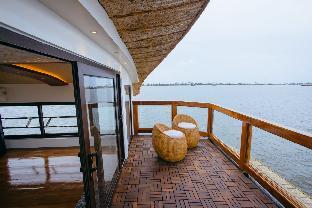 Luxury Houseboat,,5 star