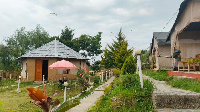 camp kelang mountain view camping bonfire stay near paragliding landing site