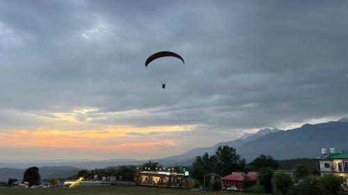 camp kelang mountain view camping bonfire stay near paragliding landing site