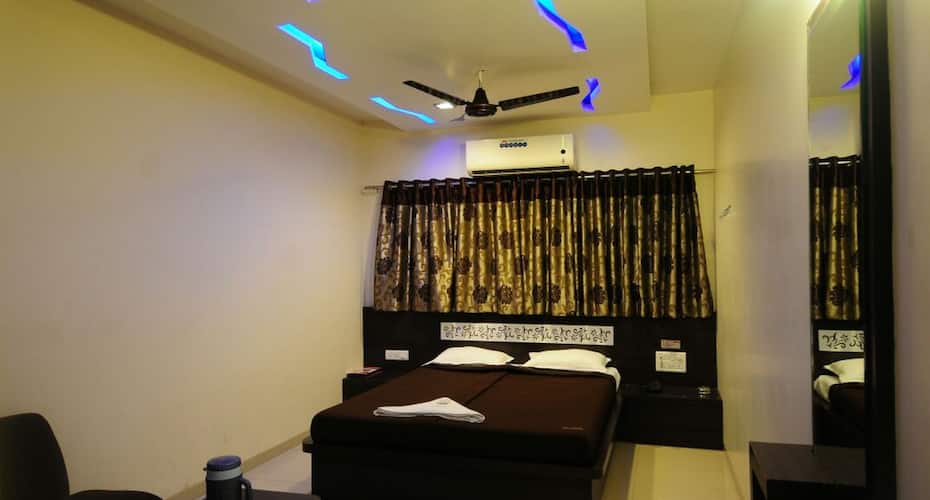 hotel skylawn surat
