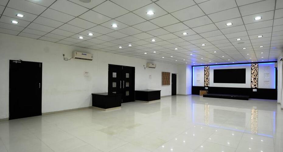 hotel skylawn surat