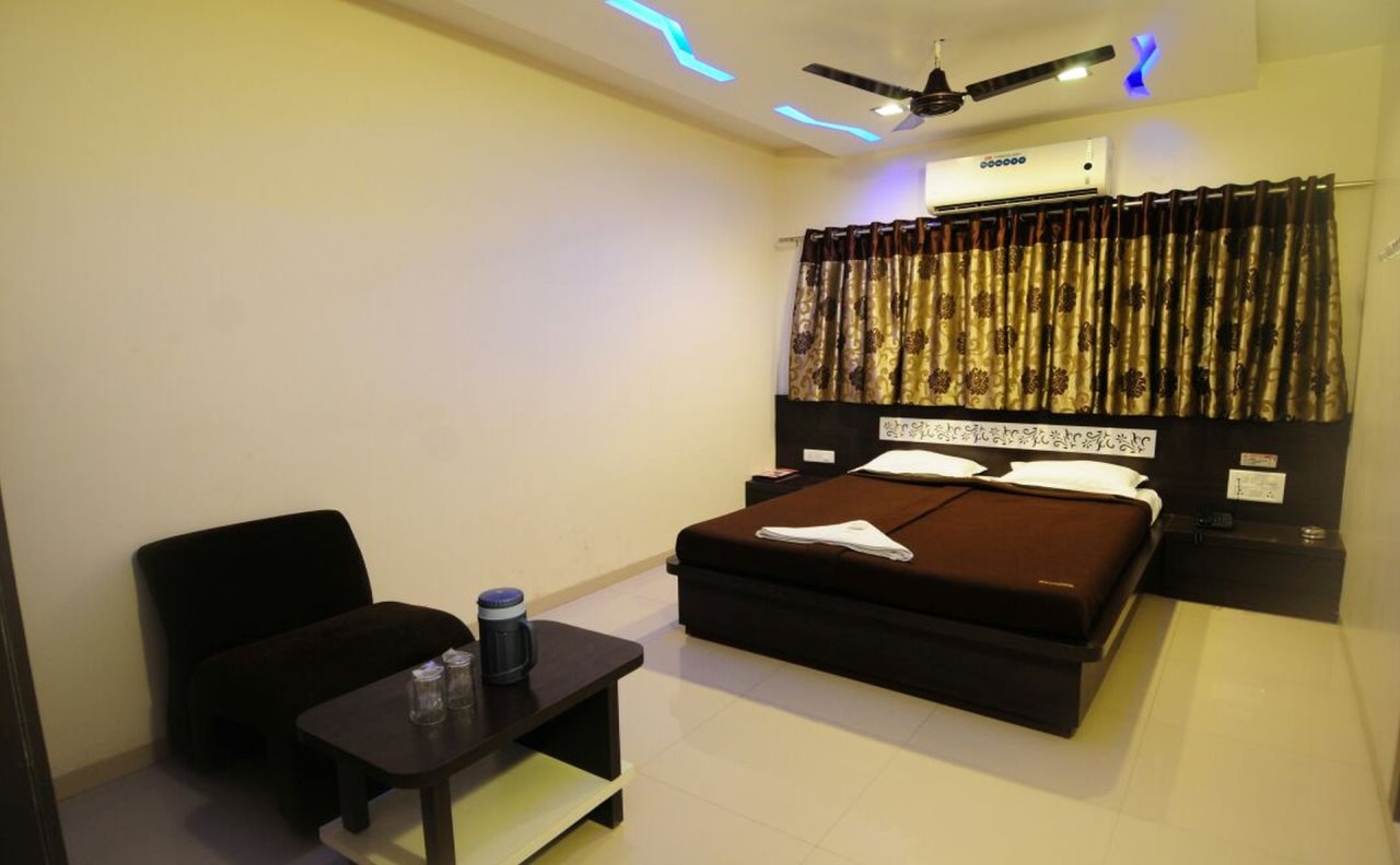 hotel skylawn surat