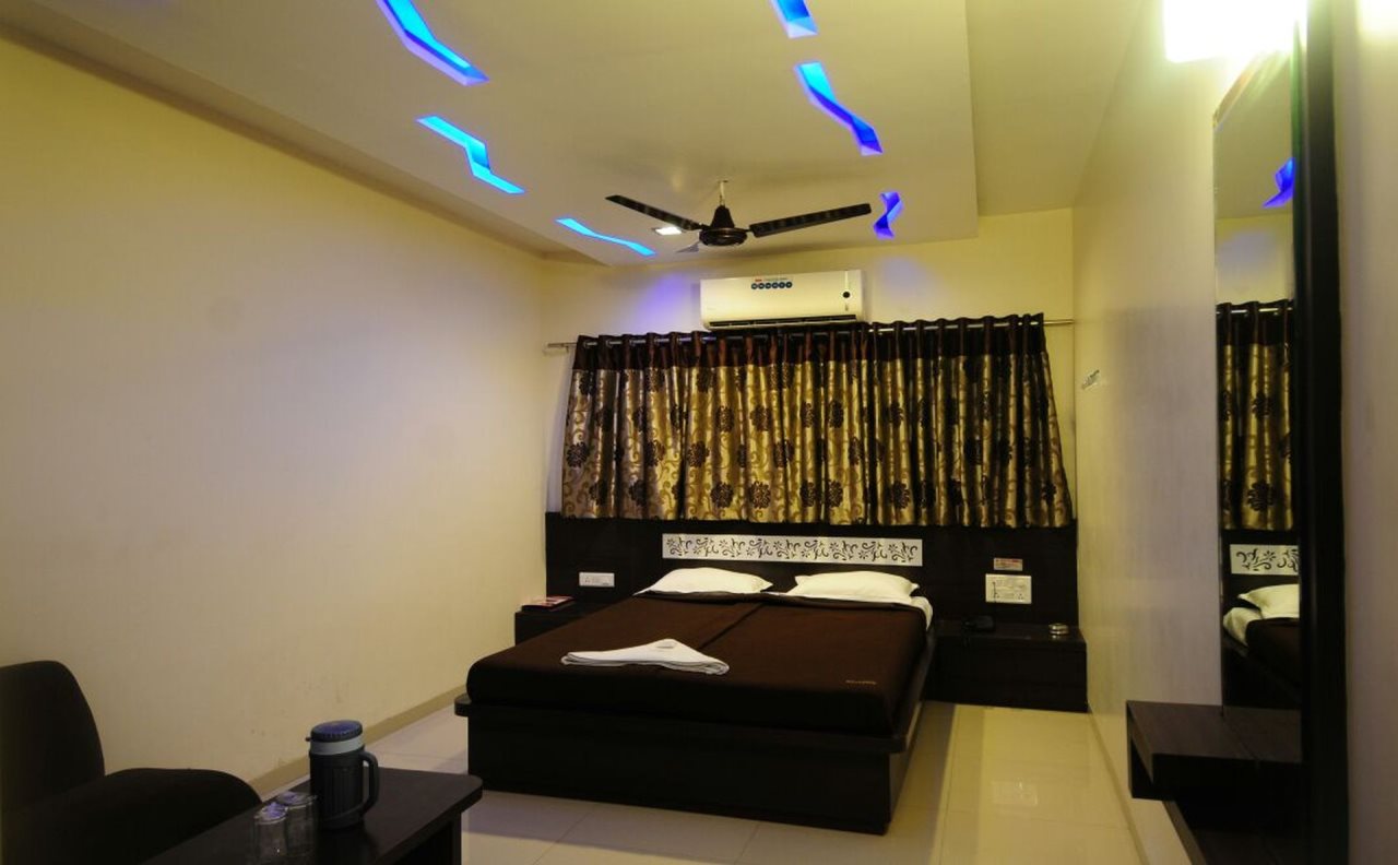 hotel skylawn surat