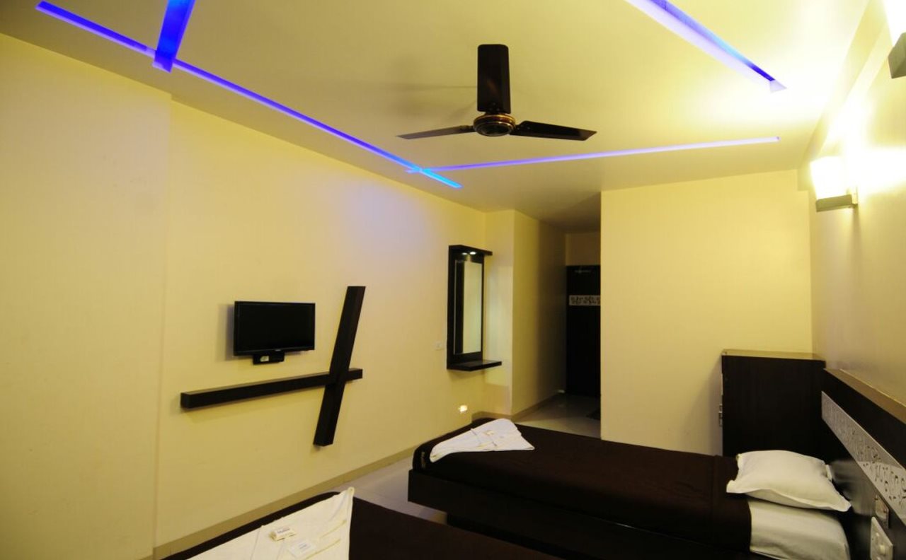 hotel skylawn surat