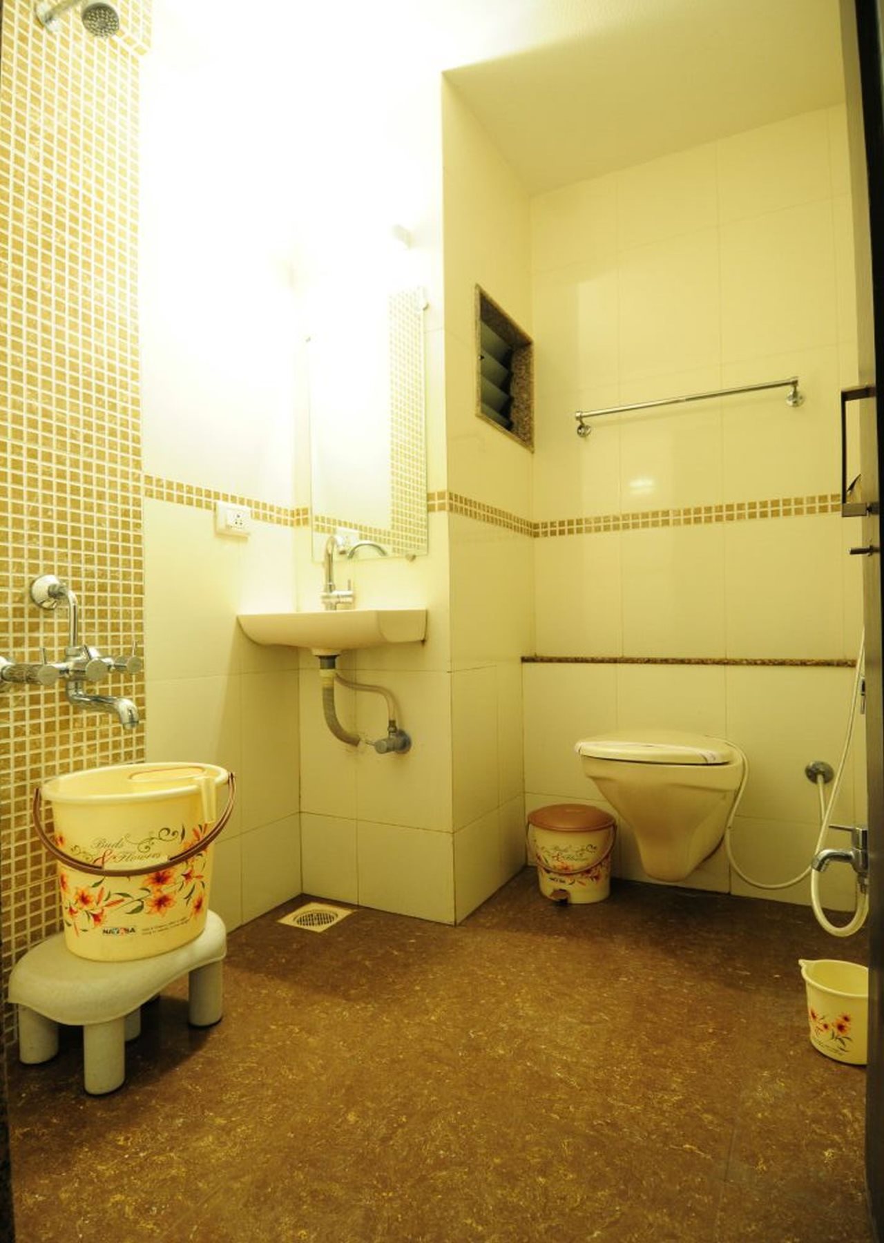 hotel skylawn surat