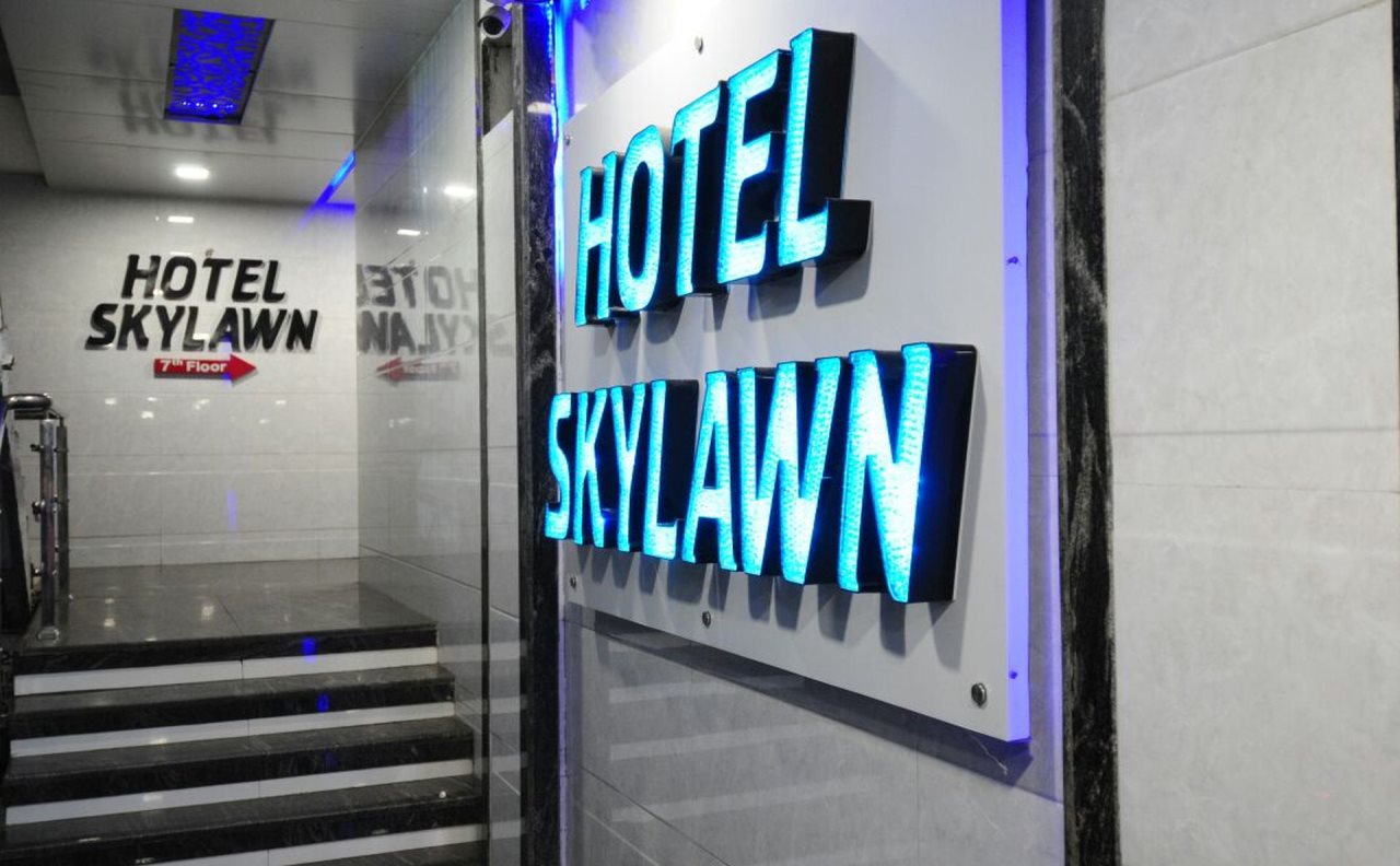 hotel skylawn surat