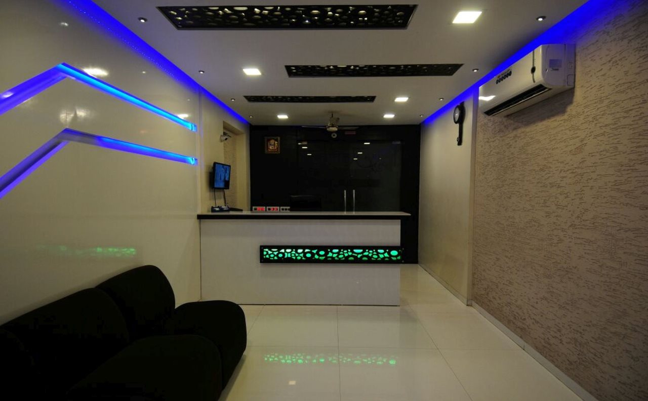 hotel skylawn surat