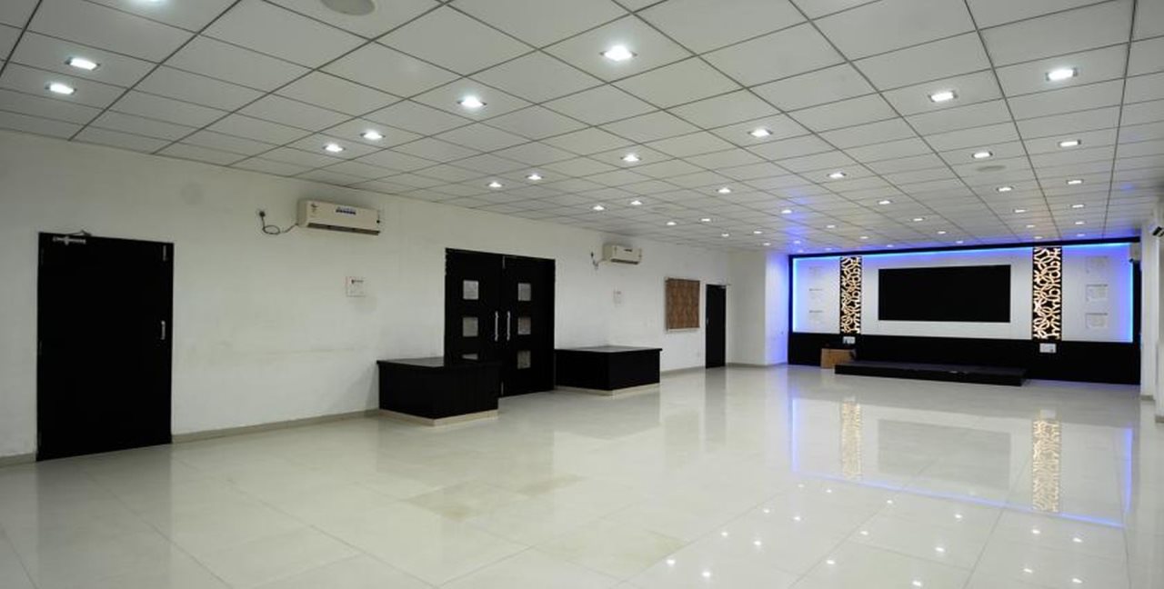 hotel skylawn surat