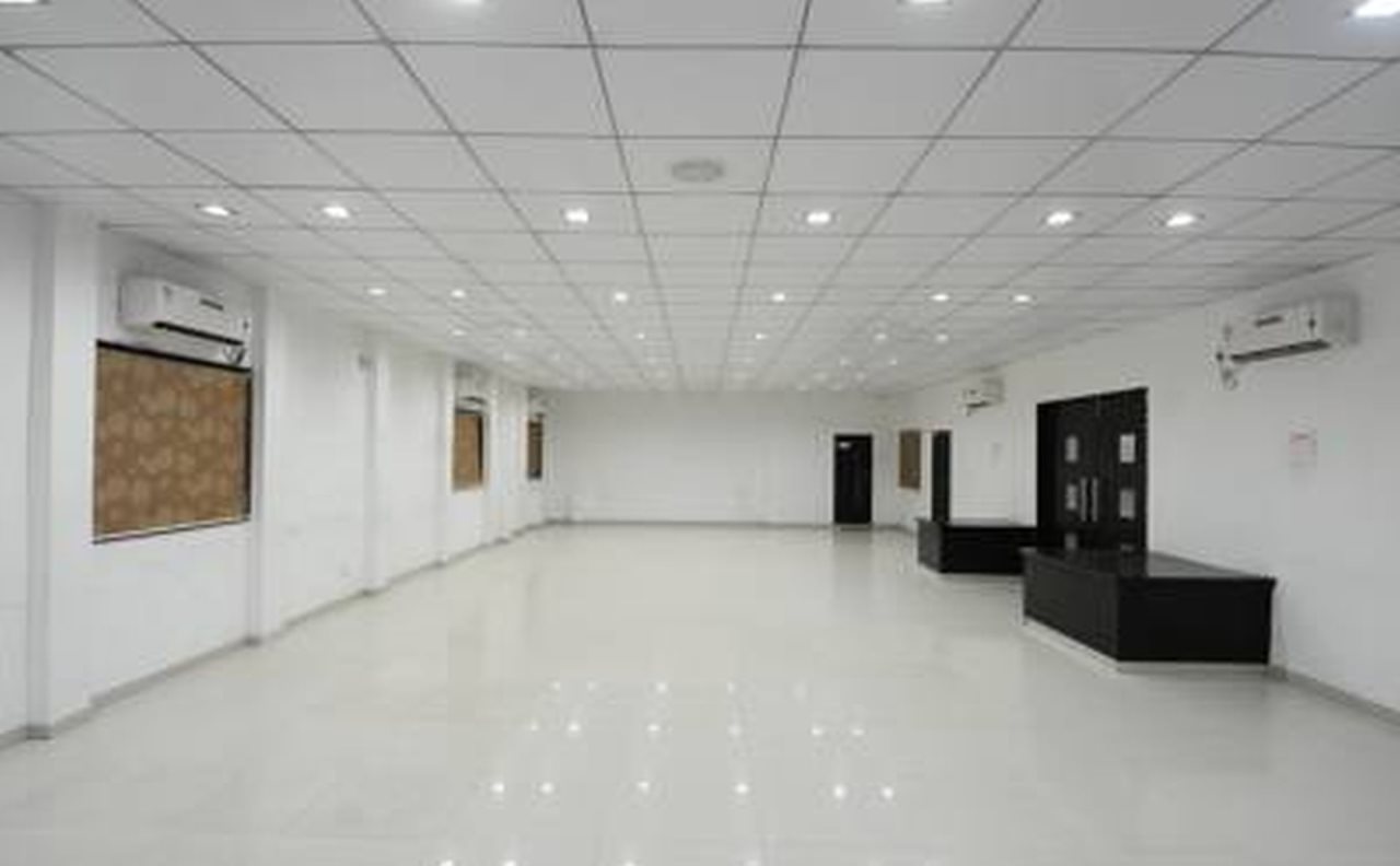 hotel skylawn surat