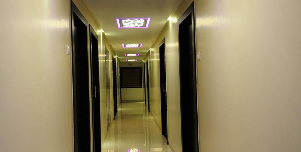 hotel skylawn surat