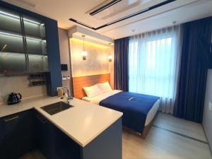 raviens elliys room