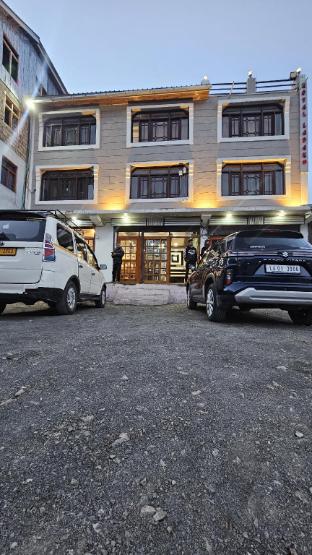 d royal ladakh hotel and restaurant