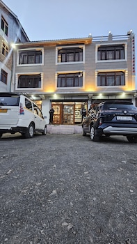 D Royal Ladakh Hotel And Restaurant,,3 star