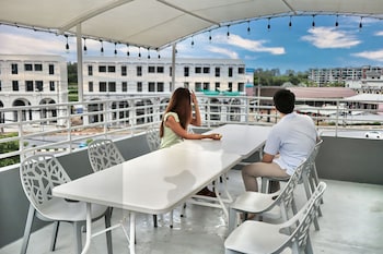 friends hostel phuket airport